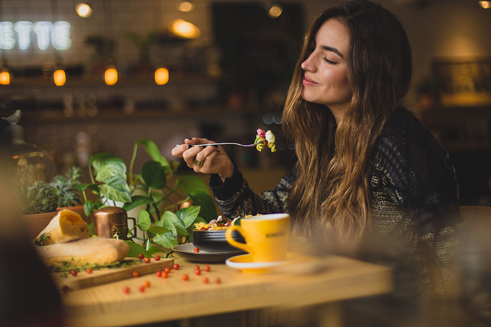 幸せそうに食事をする女性